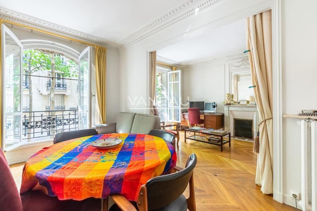 Superb Parisian Parigi